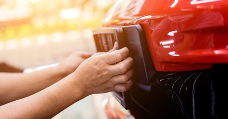 Syn podmienił tablice. Matka straciła auto