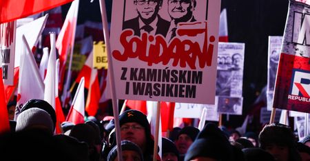 Kontrowersyjne okrzyki przed więzieniem. Prowodyrką żona Kamińskiego