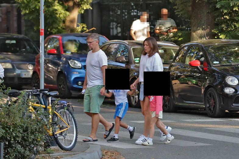 Karolina Gorczyca i Krzysztof Czeczot z dziećmi na mieście