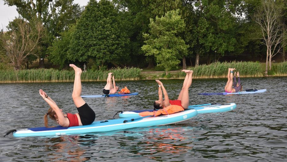 Ćwiczenia fitness prowadzone na wodach jeziora Durowskiego