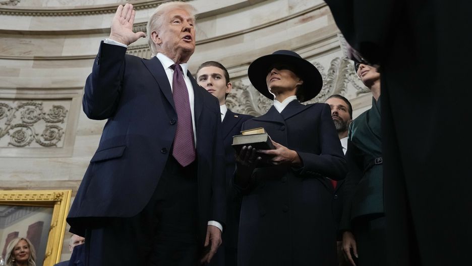 Zaprzysi??enie Donalda Trumpa na 47. prezydenta USA
Donald Trump is sworn in as the 47th president of the United States by Chief Justice John Roberts as Melania Trump holds the Bible during the 60th Presidential Inauguration in the Rotunda of the U.S. Capitol in Washington, Monday, Jan. 20, 2025. (AP Photo/Morry Gash, Pool)
Morry Gash