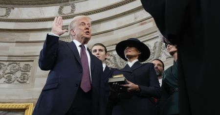 Kamery to wyłapały. Trump nie przysięgał na Biblię?