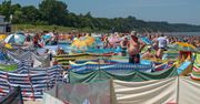 Disco polo od sąsiada na kocu obok. Zobacz, jak radzić sobie z głośną muzyką na plaży