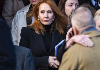 Po "Harrym Potterze" zaczęła pisać kryminały. Nie chciała, żeby ktoś się dowiedział
