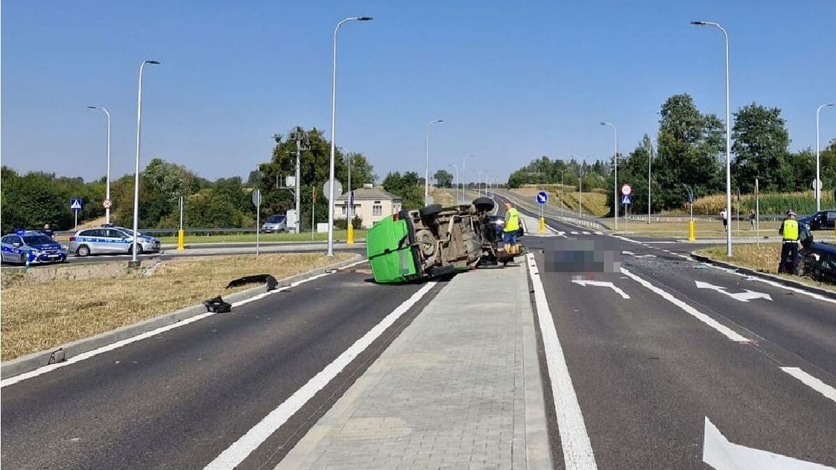 Volkswagen przewrócił się na bok