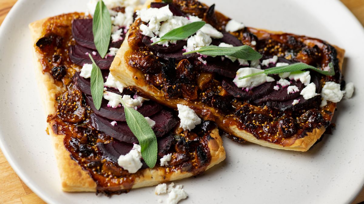 Ciasto francuskie smaruję konfiturą figową i zapiekam z serem