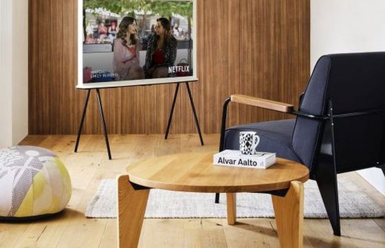 Samsung z product placement na Netfliksie. Lodówka i składany smartfon w „Emily w Paryżu”