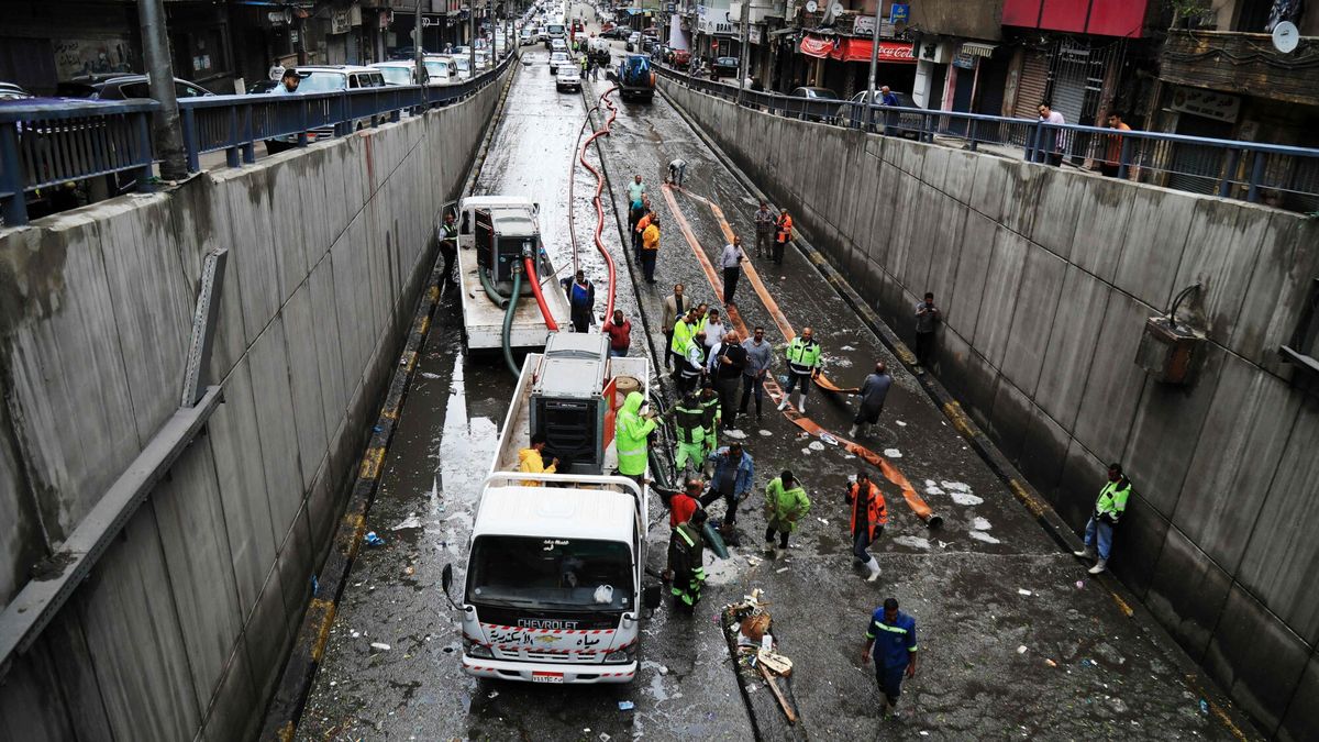 Grad w Egipcie
Municipal emergency service staff clear hail blocking an underpass after a windstorm struck Egypt's northern city of Alexandria on the Mediterranean coast in the early hours on May 31, 2025. (Photo by Hazem GOUDA / AFP)
HAZEM GOUDA