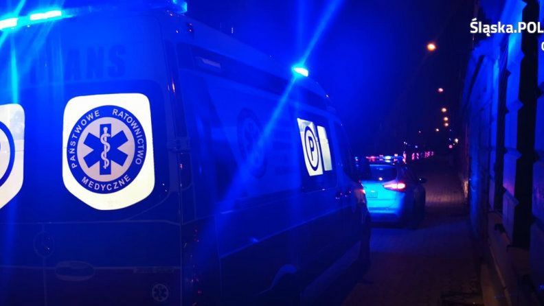 Katowice. Pijana matka wybrała się na spacer z 3 synem i zasnęła na chodniku. 