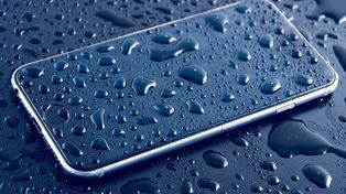 Smartfon i woda. Czy to musi oznaczać jego koniec?