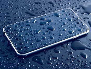 Smartfon i woda. Czy to musi oznaczać jego koniec?