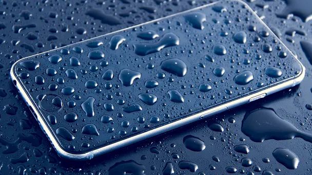 Smartfon zalany wodą