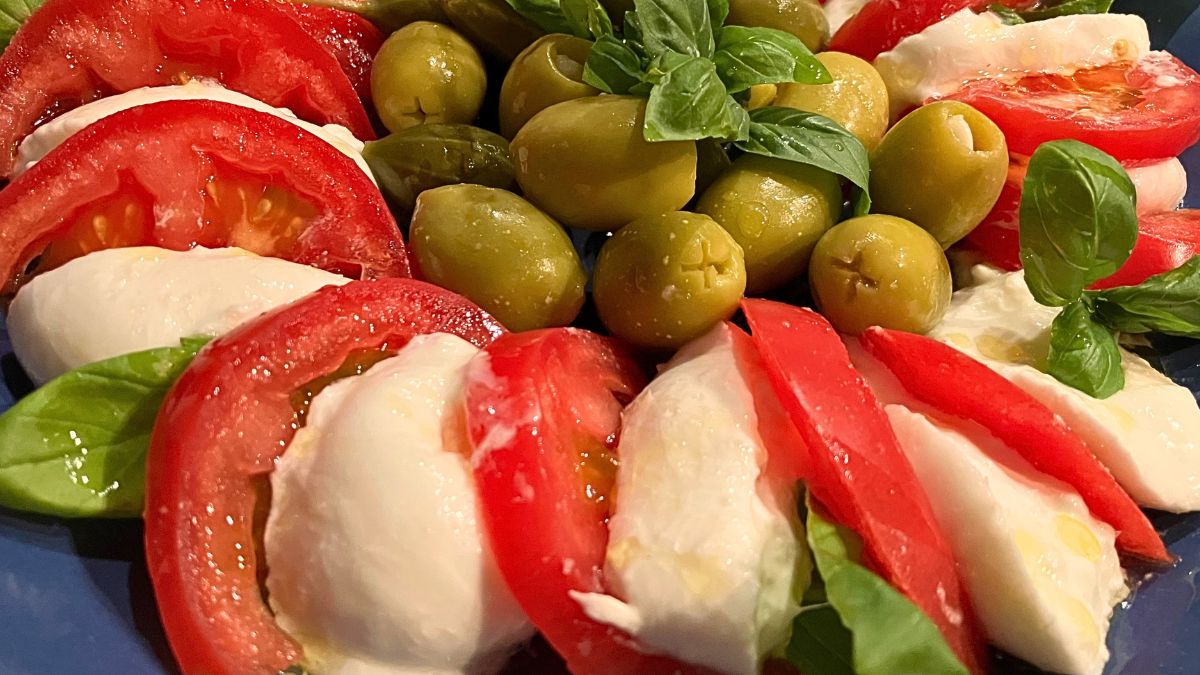 Caprese z burratą jest idealne dzielenia się we dwoje