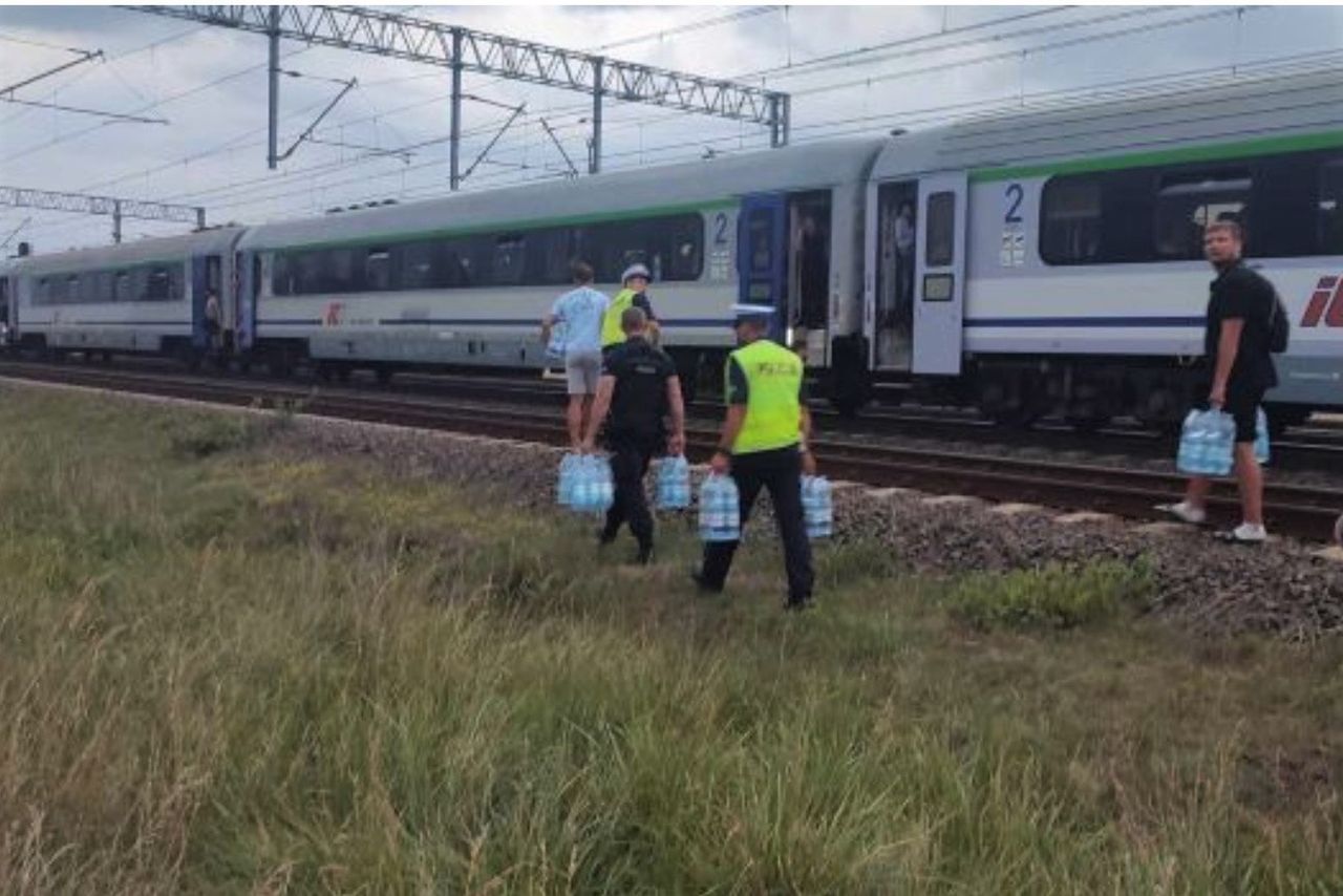 Policjanci pomogli pasażerom PKP, którzy utknęli w polu