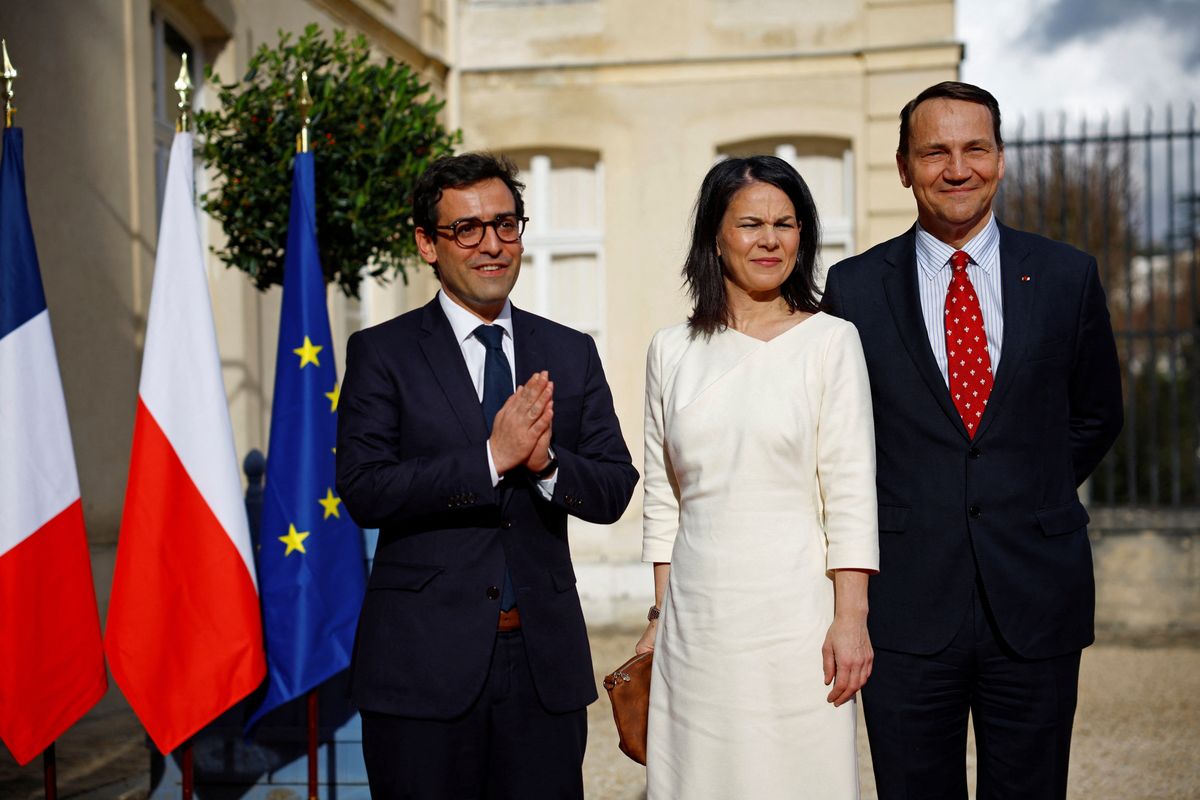 (od lewej) Stephane Sejourne, Annalena Baerbock, Radosław Sikorski