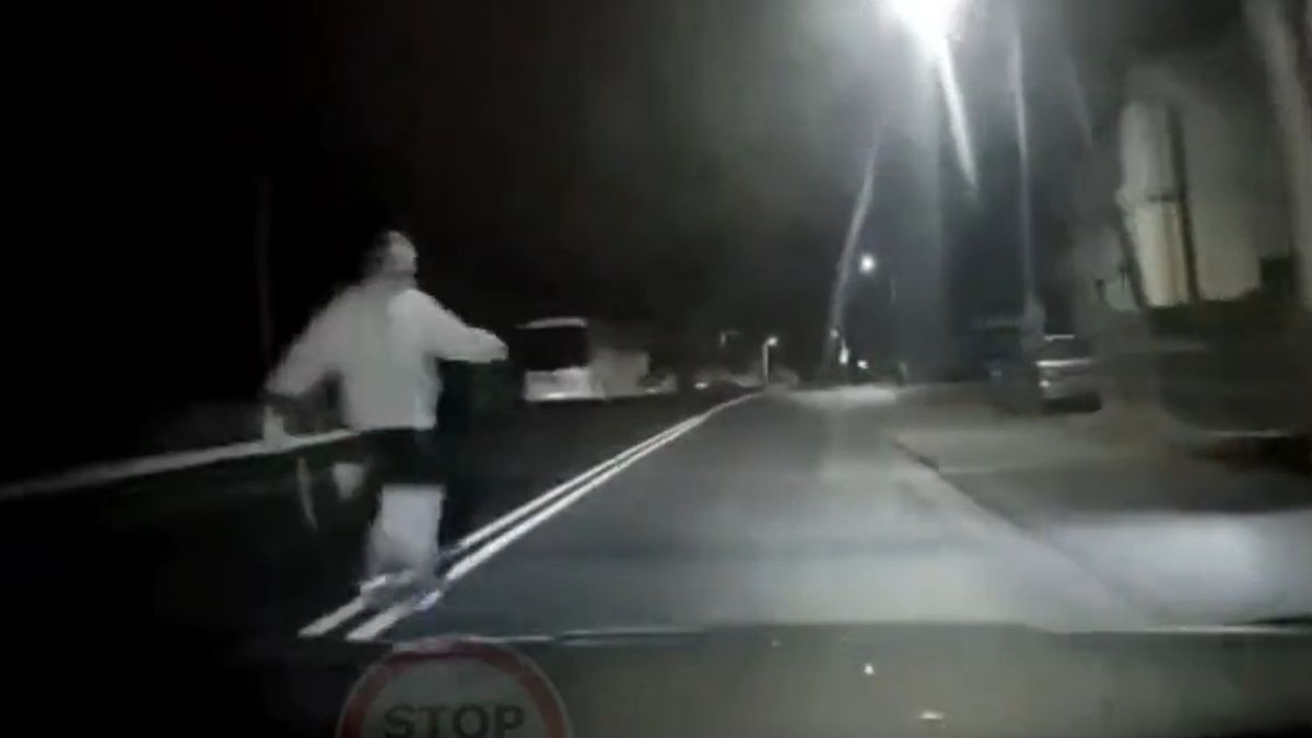 Mężczyzna zdecydował się kopnąć nadjeżdżający samochód