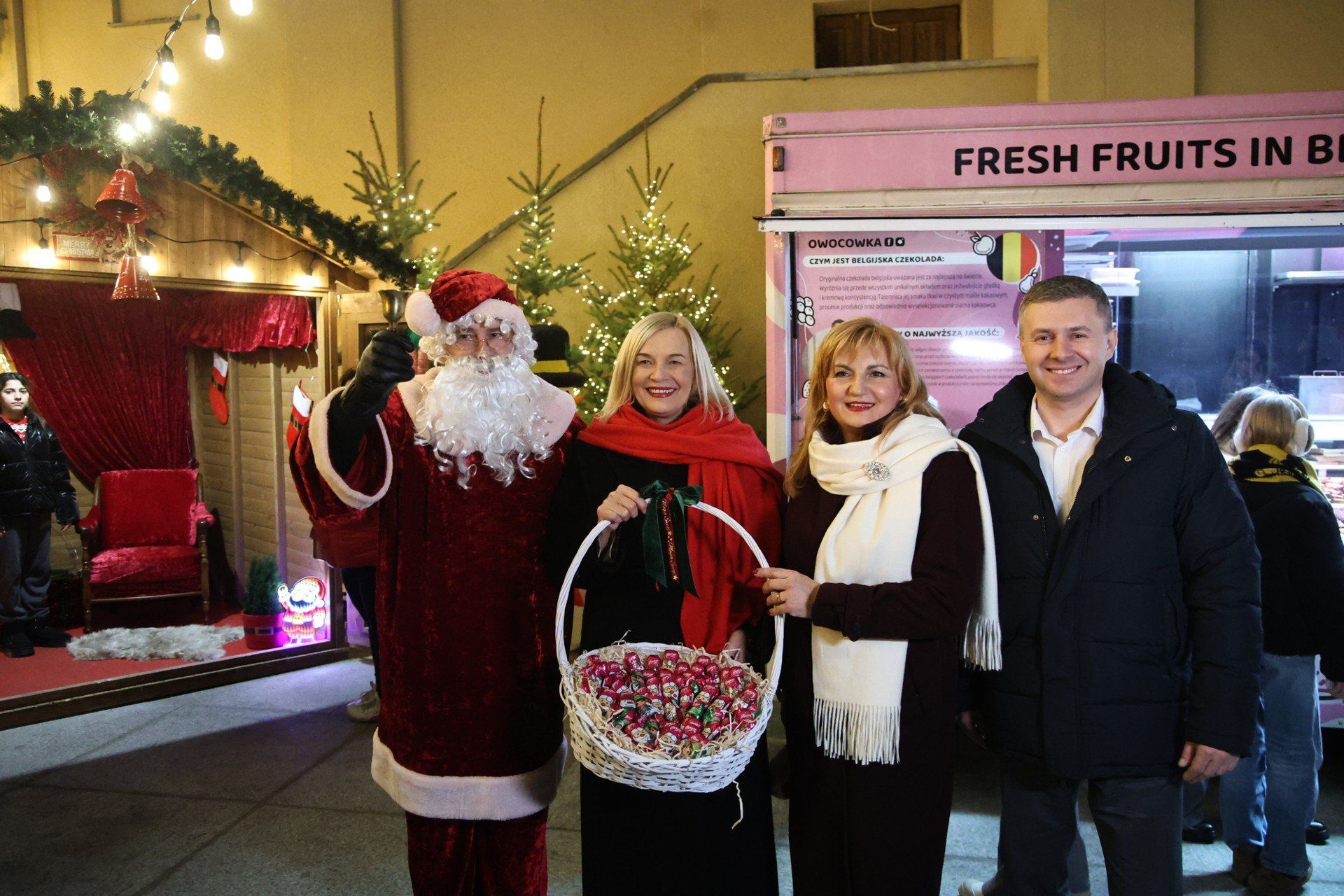 Cukierkami częstowała marszałek Renata Janki i członek Zarządu Województwa Świętokrzyskiego Anita Koniusz. 