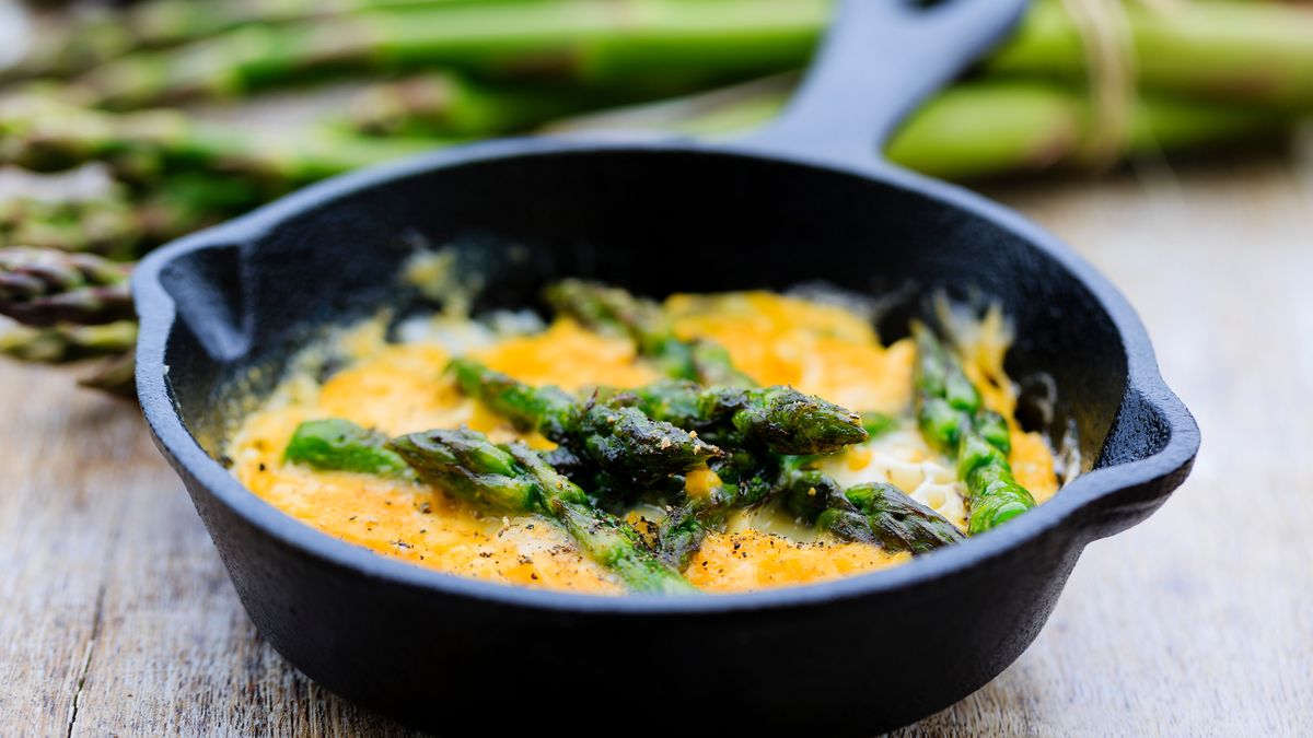 Jajka i szparagi to świetny duet. 