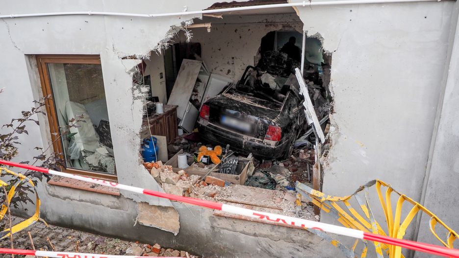 Konstantynów Łódzki. Auto wjechało w dom. 23-latka z zarzutami