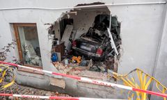 Konstantynów Łódzki. Auto wjechało w dom. 23-latka z zarzutami, są wyniki badań