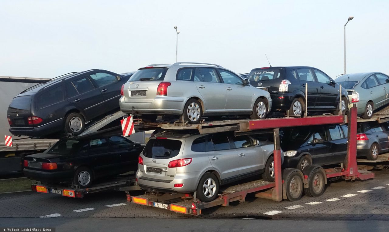 Na granicy z Ukrainą znów kolejki. Tym razem ze sprowadzanymi samochodami