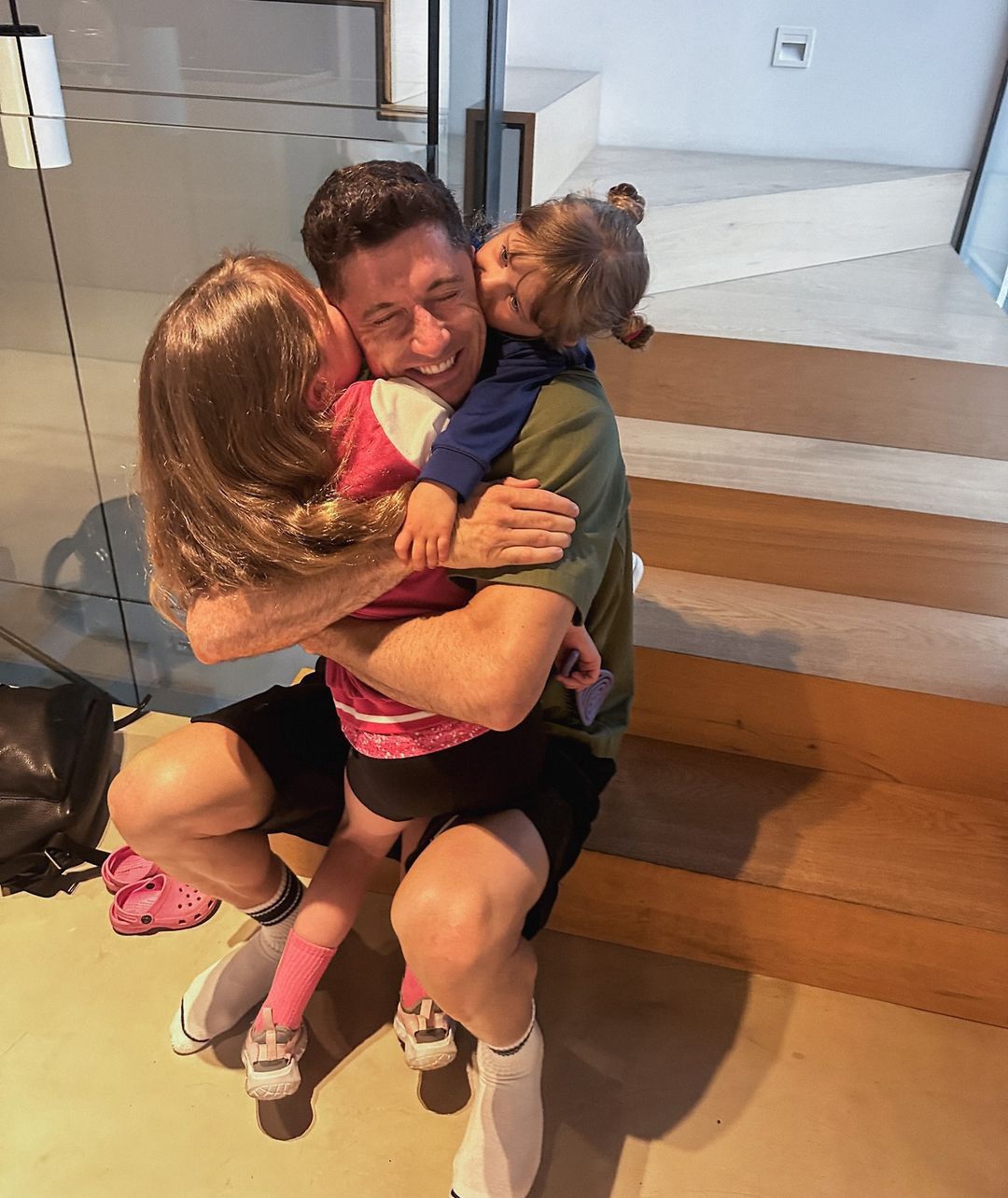 Robert Lewandowski z córkami 