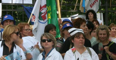 „To buntu czas” – pielęgniarki śpiewają premierowi