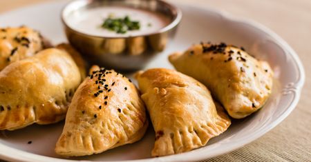 Pierogi meksykańskie są świetne na imprezę sylwestrową. Goście wyrywają sobie talerze z rąk