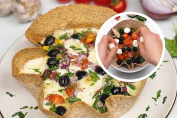 Przygotuj omlet w jadalnej miseczce z kolorowymi dodatkami. Takiemu śniadaniu nikt się nie oprze