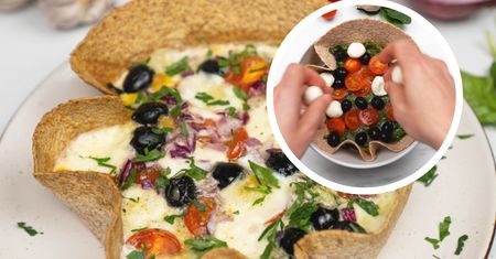 Przygotuj omlet w jadalnej miseczce z kolorowymi dodatkami. Takiemu śniadaniu nikt się nie oprze