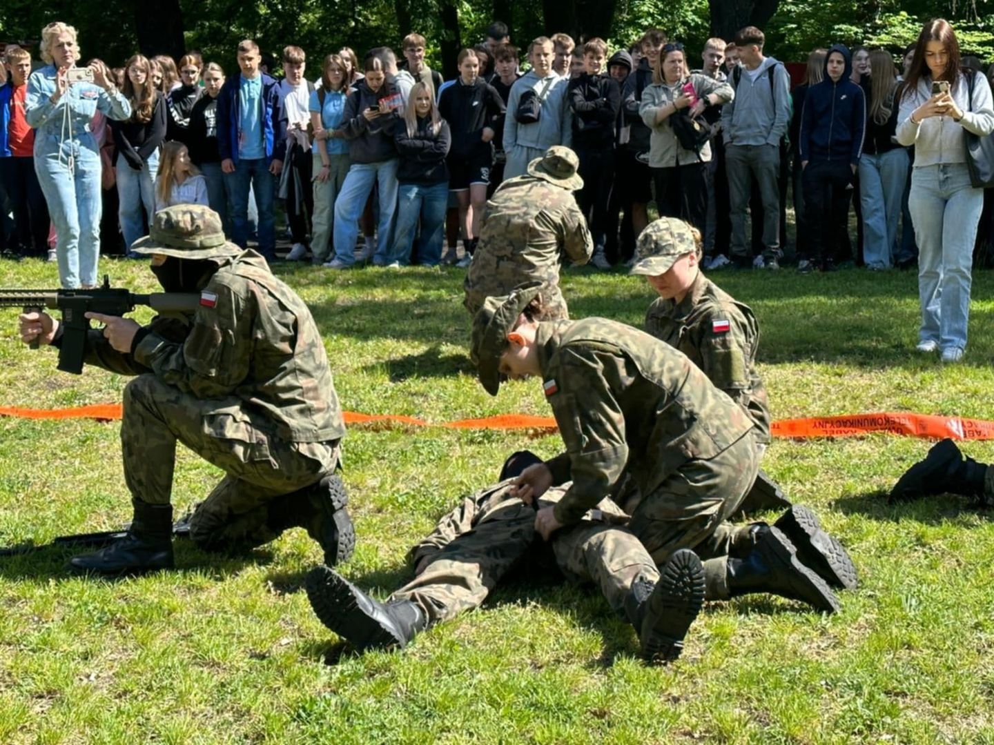 Drzwi otwarte w III LO w Grudziądzu: pokazy klas wojskowej oraz strażackiej