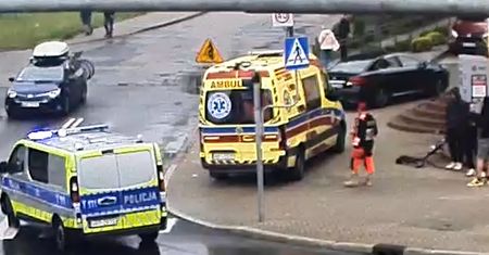 17-latek jechał hulajnogą. Nagranie z Olsztyna. Komentarz zbędny