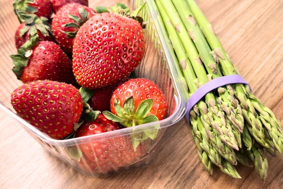 Już można kupić truskawki i szparagi w warzywniakach