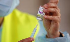 Szczepionka AstraZeneki. Rzadka choroba nowym punktem ryzyka