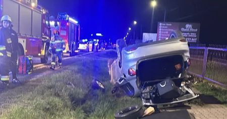Czołowe zderzenie i dachowanie w Rudce. Dwie osoby trafiły do szpitala [zdjęcia]
