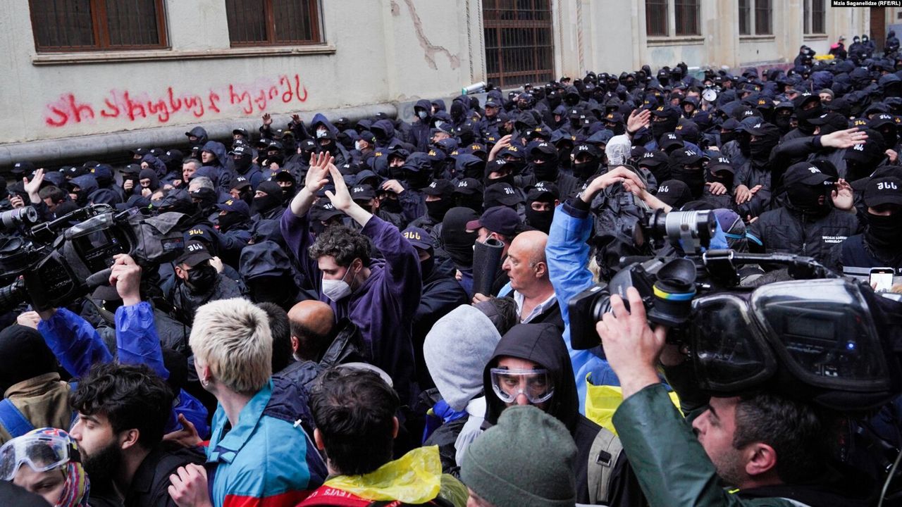 Georgian parliament blocked. It's boiling in Tbilisi. "Now everything begins"