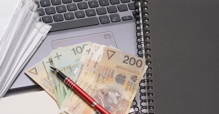Zamówiła w internecie telefon za 1,3 tys. zł. Oto co znalazła w paczce