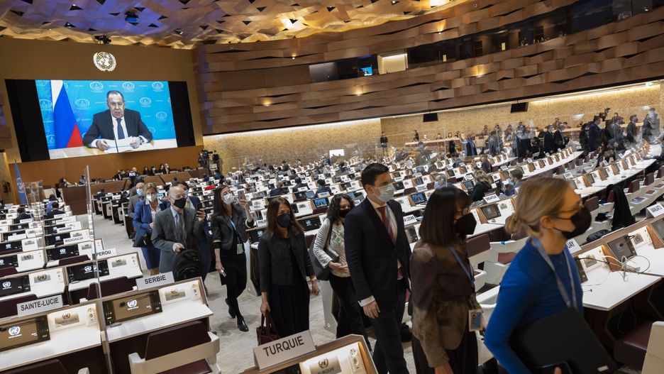 Number of Diplomats walk out during Lavrov's pre-recorded messageepa09793351 Ambassadors and diplomats walk out while Russia's foreign minister Sergei Lavrov (on screen) speaks during a pre-recorded video message at the 49th session of the UN Human Rights Council at the European headquarters of the United Nations in Geneva, Switzerland, 01 March 2022. The diplomats got up and left the room when Sergei Lavrov's pre-recorded video message began to play, in protest against Russia's invasion of Ukraine.  EPA/SALVATORE DI NOLFI / POOL 
Dostawca: PAP/EPA.SALVATORE DI NOLFI / POOL