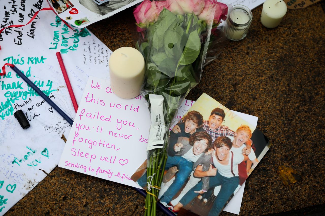 LONDON, ENGLAND - OCTOBER 20: Tributes are left as fans gather in Hyde Park to hold a memorial event for One Direction singer Liam Payne on October 20, 2024 in London, England. The former One Direction singer fell to his death from a hotel balcony in Buenos Aires on Oct. 16th. (Photo by Alishia Abodunde/Getty Images)