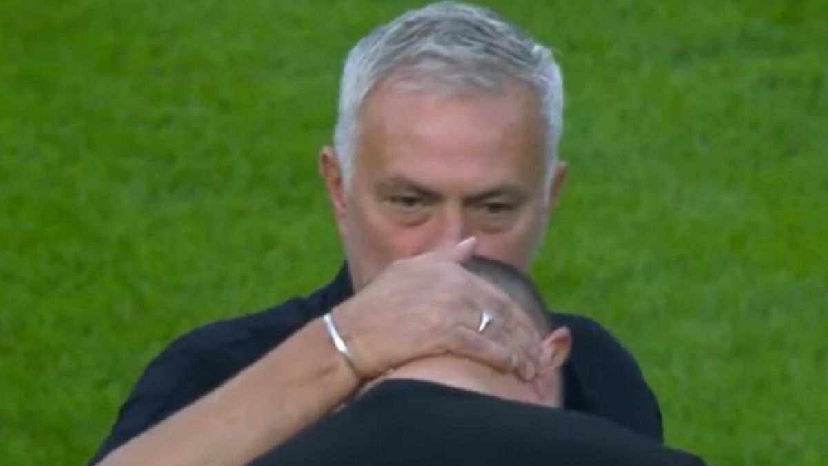 Przywitanie Jose Mourinho i Dejana Stankovicia przed meczem
