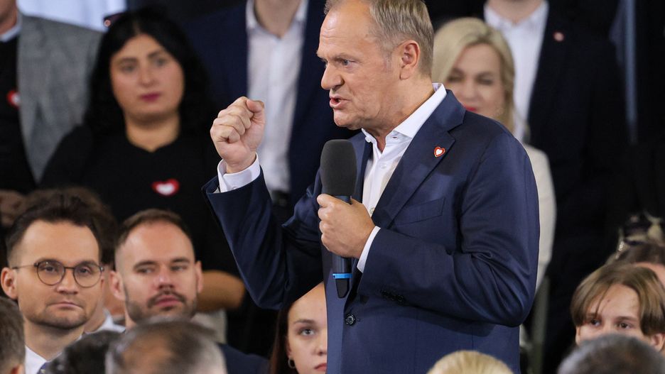 Warszawa, 12.10.2024. Premier Donald Tusk (C) przemawia podczas konwencji Koalicji Obywatelskiej w Hali Sportowej OSIR w Warszawie, 12 bm. Podczas połączonego z Radą Krajową PO wydarzenia premier Donald Tusk ma ogłosić wieloletnią strategię migracyjną Polski. (jm) PAP/Paweł Supernak