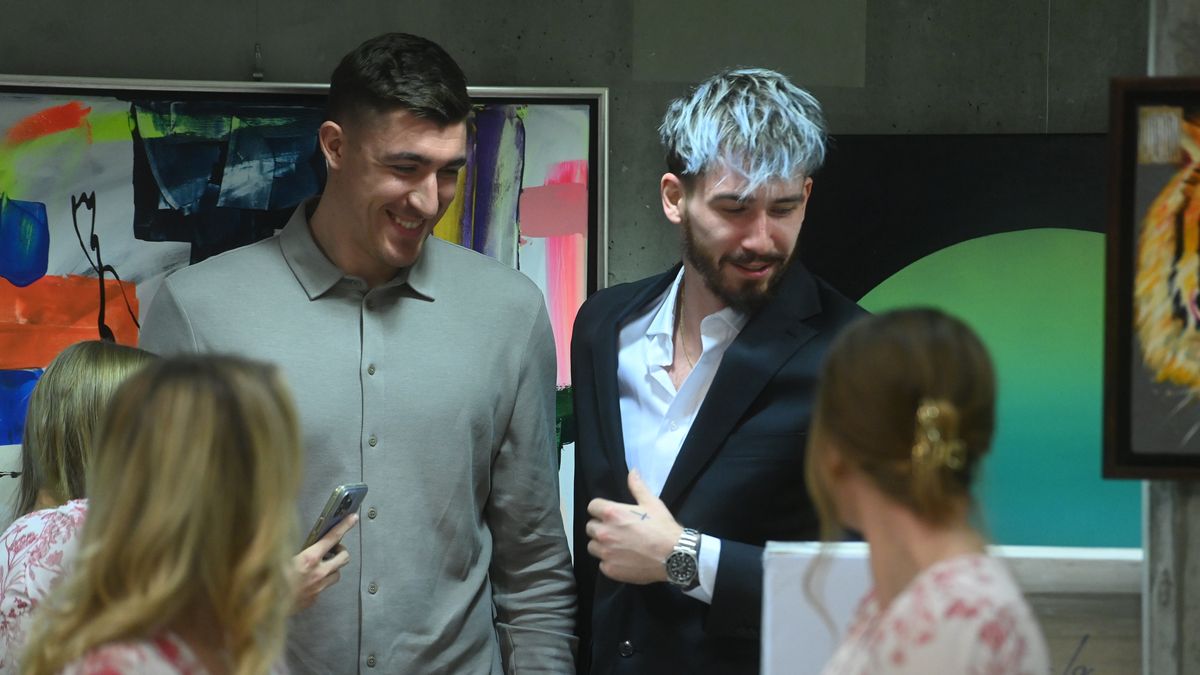 Warszawa, 15.11.2024. Siatkarze reprezentacji Polski Tomasz Fornal (C-P) i Łukasz Kaczmarek (C-L) podczas Gali Olimpijskiej w Warszawie, 15 bm. (gj) PAP/Piotr Nowak