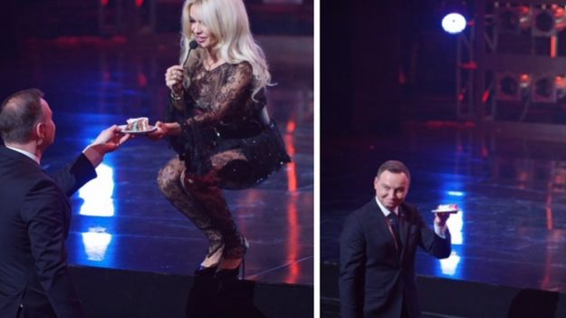 Doda wręcza tort prezydentowi Andrzejowi Dudzie.