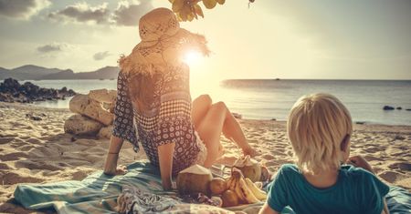 Tego nigdy nie jedz na plaży. Na liście znalazło się 10 pozycji