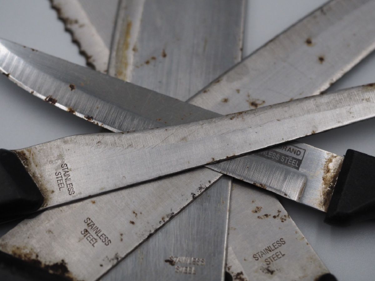 Jak pozbyć się rdzy z noży? Sięgnij po popularny napój