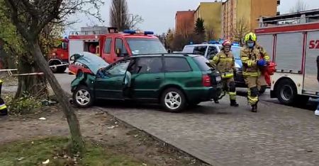 25-latek w audi. Skasował przystanek, potrącił dwie nastolatki