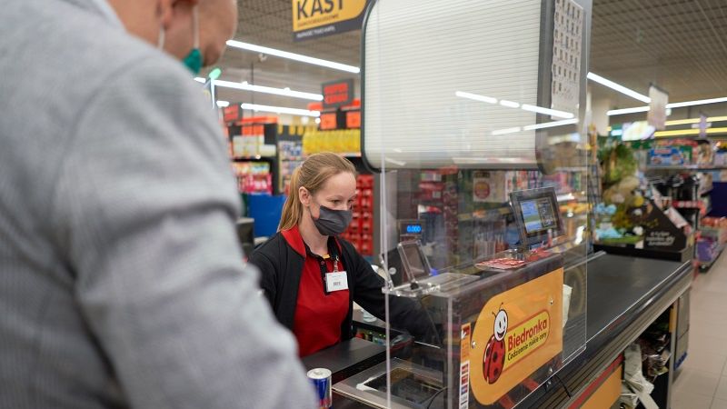 biedronka pracownik na kasie