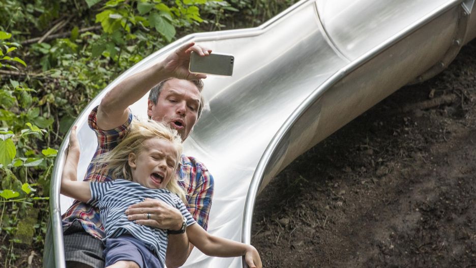 Ten sposób zjazdu na zjeżdżalni może spowodować m.in. złamanie kości piszczelowej