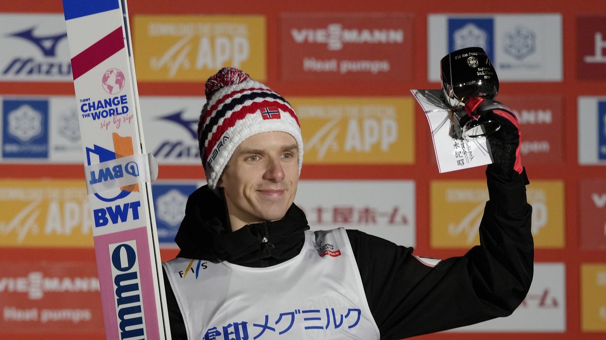 Second placed Halvor Egner Granerud of Norway poses on podium after the FIS Ski Jumping World Cup in Sapporo, northern Japan, 21 January 2023. EPA/KIMIMASA MAYAMA Dostawca: PAP/EPA.