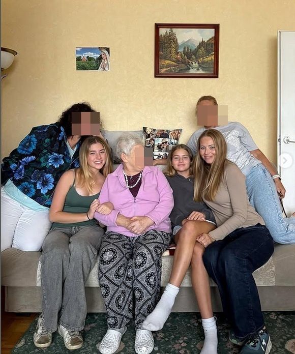 Agata Rubik zabrała córki do ich prababci